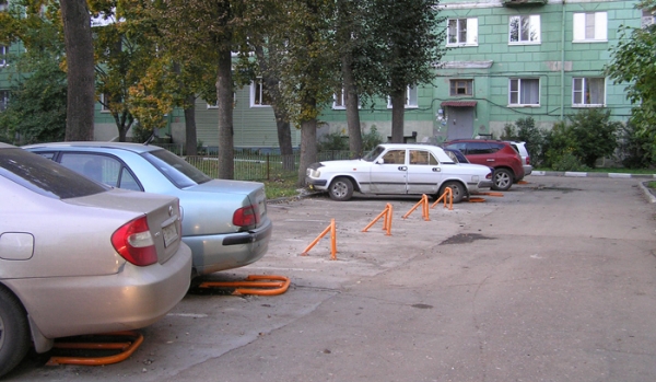 Перекрыла машина во дворе