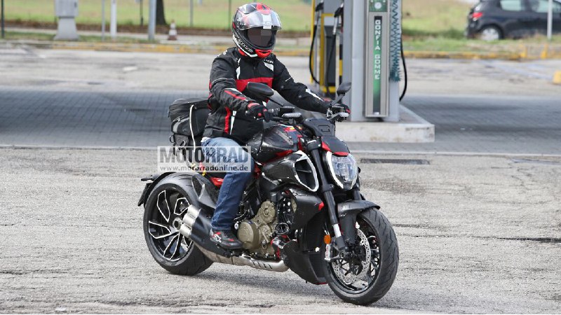 Ducati Diavel vs Harley