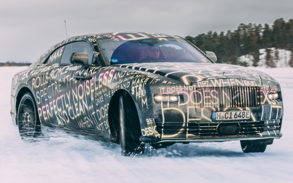 Компания Rolls-Royce провела испытания первого электромобиля в экстремально холодных условиях видео